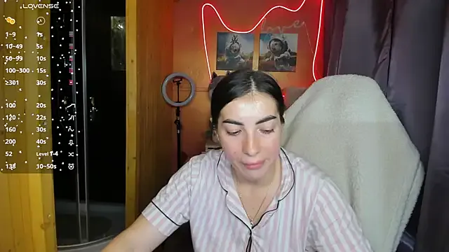 Dolce – webcam model profile photo Image 3