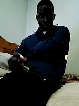 EmiBrow – webcam model profile photo Image 11