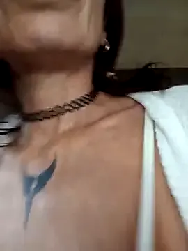 AdrianaAndrade – webcam model profile photo Image 2