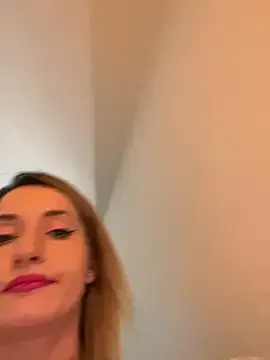 MiraKova – webcam model profile photo Image 11