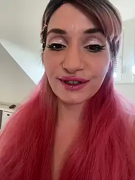 MiraKova – webcam model profile photo Image 5