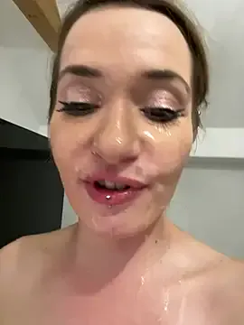 MiraKova – webcam model profile photo Image 9