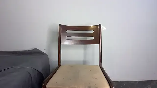 MiraKova – webcam model profile photo Image 3