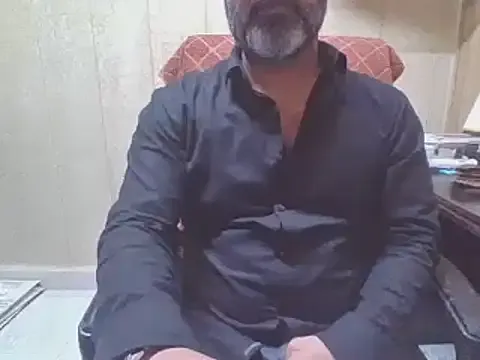 Carine – webcam model profile photo Image 4