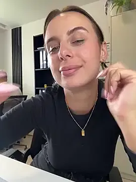 EsmeBrowm – webcam model profile photo Image 3