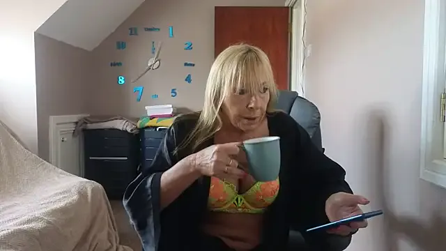 Dolce – webcam model profile photo Image 11