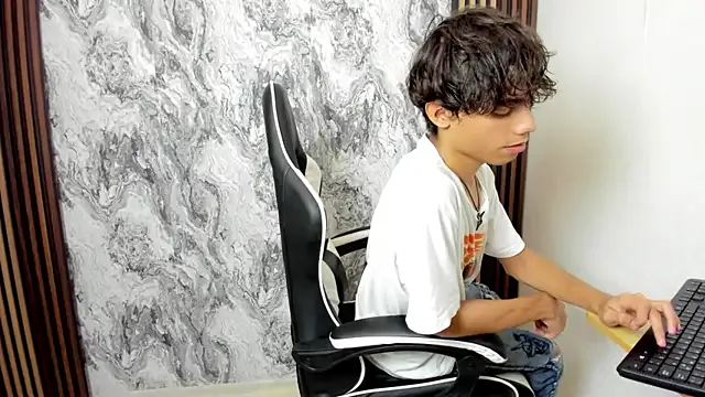 JOJO-operation_No1 – webcam model profile photo Image 2