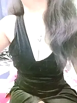 MiraKova – webcam model profile photo Image 2