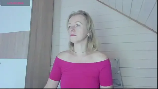 Carine – webcam model profile photo Image 19