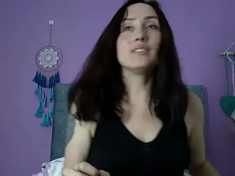 Bella – webcam model profile photo Image 2