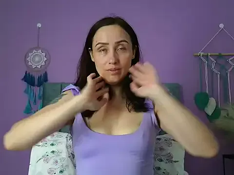 Bella – webcam model profile photo Image 3