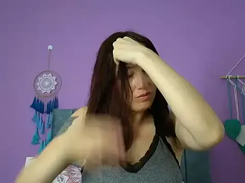 Bella – webcam model profile photo Image 4