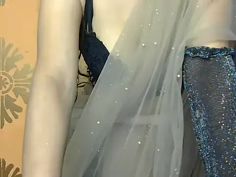 Carine – webcam model profile photo Image 7