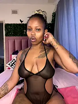 IzaBelle – webcam model profile photo Image 3