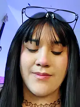 Carine – webcam model profile photo Image 3