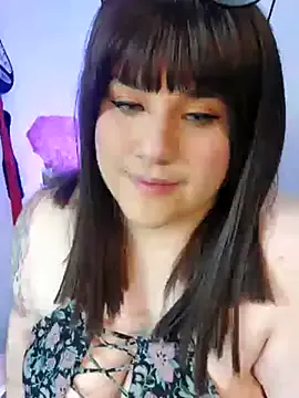 Carine – webcam model profile photo Image 6