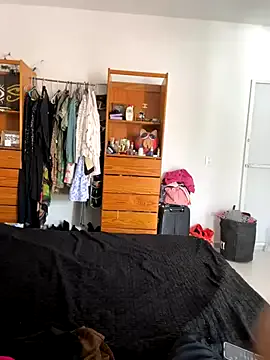 Carine – webcam model profile photo Image 10