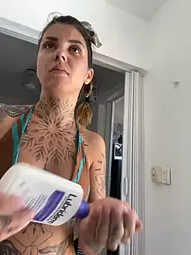 Carine – webcam model profile photo Image 12