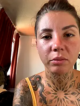 Carine – webcam model profile photo Image 13