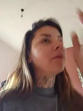 Carine – webcam model profile photo Image 5