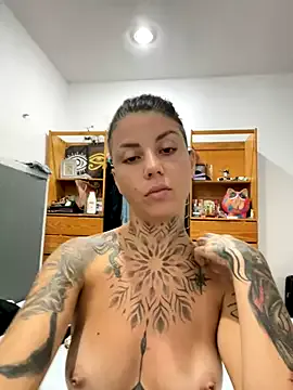 Carine – webcam model profile photo Image 8