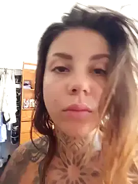 Carine – webcam model profile photo Image 9