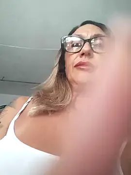 EsmeBrowm – webcam model profile photo Image 17