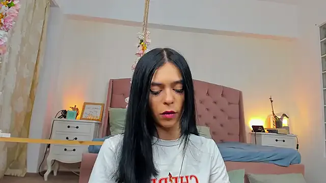 Dolce – webcam model profile photo Image 3