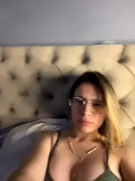 LeyahSummer – webcam model profile photo Image 9