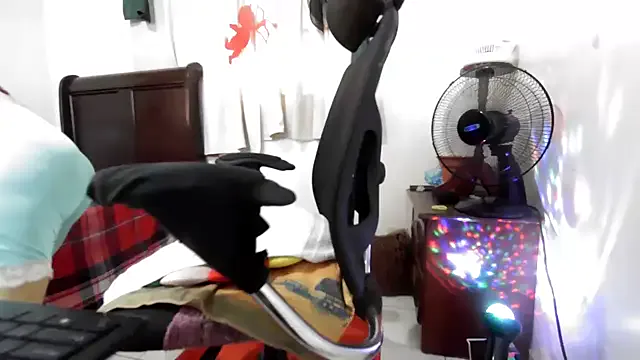 MiraKova – webcam model profile photo Image 13