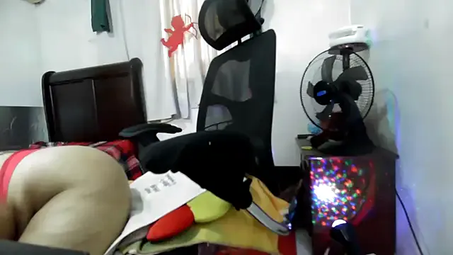 MiraKova – webcam model profile photo Image 16