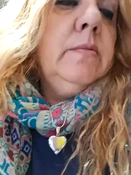 LeyahSummer – webcam model profile photo Image 2