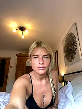 Raisa – webcam model profile photo Image 3