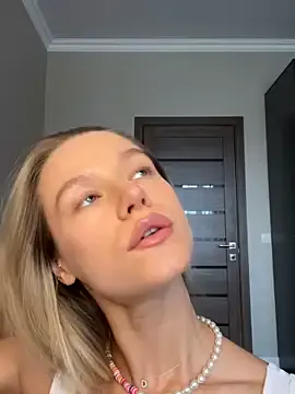 MadelineLane – webcam model profile photo Image 7