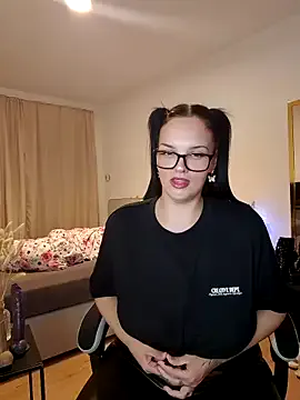 shiny-lily – webcam model profile photo Image 12