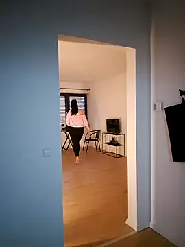 shiny-lily – webcam model profile photo Image 2