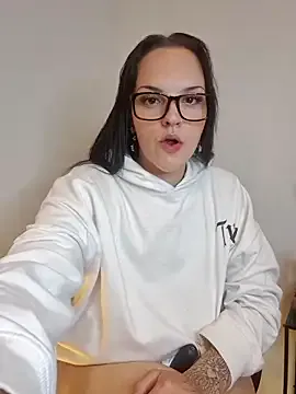 shiny-lily – webcam model profile photo Image 3