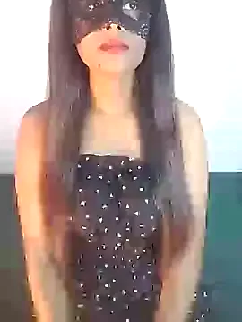 Carine – webcam model profile photo Image 2