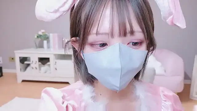 EmiBrow – webcam model profile photo Image 10