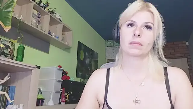 DelinaRose – webcam model profile photo Image 4