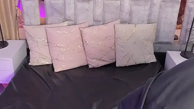 Dolce – webcam model profile photo Image 5