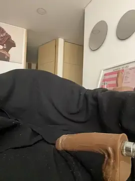 Dolce – webcam model profile photo Image 3