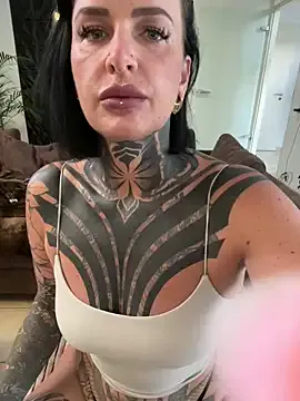 CristinaRous – webcam model profile photo Image 2