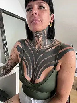 CristinaRous – webcam model profile photo Image 3