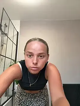 EmiBrow – webcam model profile photo Image 3