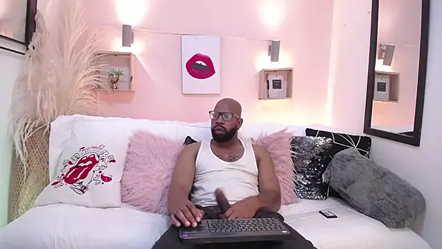 Dolce – webcam model profile photo Image 4