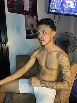 Carine – webcam model profile photo Image 5