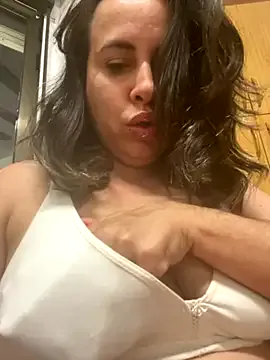 IORio2 – webcam model profile photo Image 2