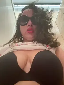 IORio2 – webcam model profile photo Image 5