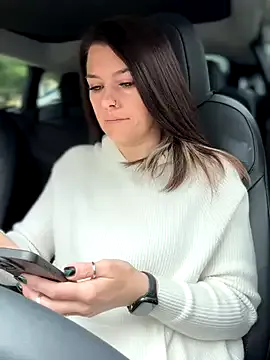 MiraKova – webcam model profile photo Image 5